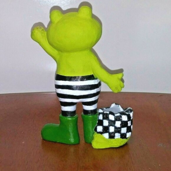 Frog statue resin Black white stripes designer inspired indoor/outdoor decor - Picture 12 of 12
